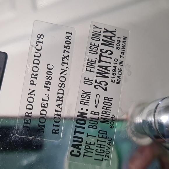 Magnifying Make Up Mirror with light portable lamp - Picture 8 of 9